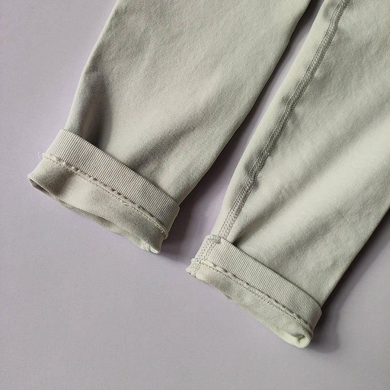 Women’s Seamless Hip-Lifting Yoga Set – V-Neck Bra & High-Waist Leggings